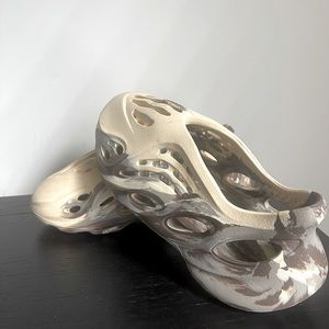 YEEZY FOAM RUNNER MX (only worn twice)
"Cream"